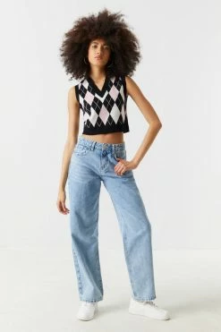 Stitches Ladies Black Argyle Print V-Neck Cropped Knit Vest 5 Stitches Ladies Black Argyle Print V-Neck Cropped Knit Vest